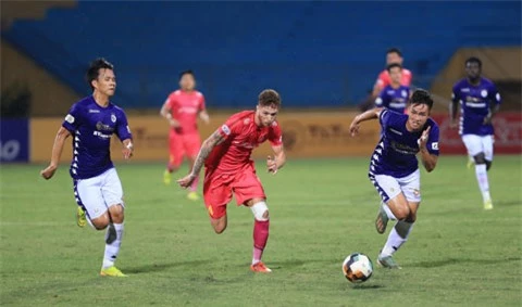 Geovane (giữa) trong trận đấu với Hà Nội FC khi còn khoác áo Sài Gòn FC - Ảnh: ĐỨC CƯỜNG