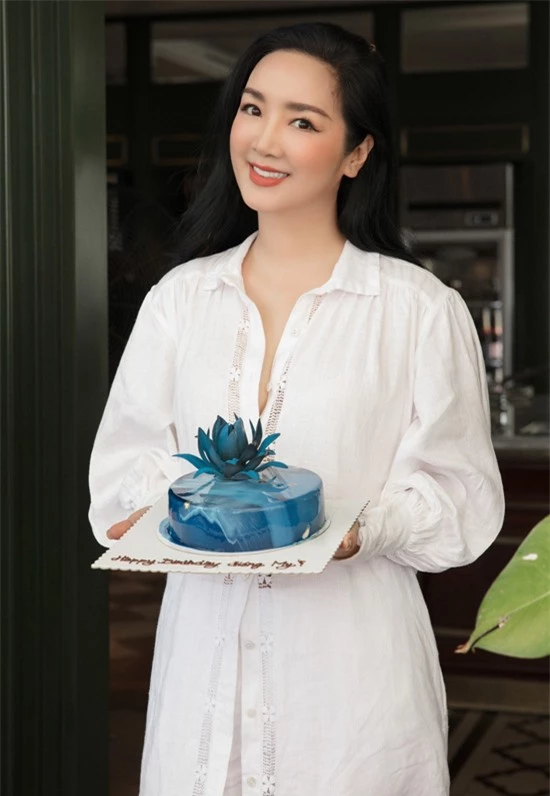 Hoa hậu đền Hùng rất thích chiếc bánh kem mang màu xanh của biển.