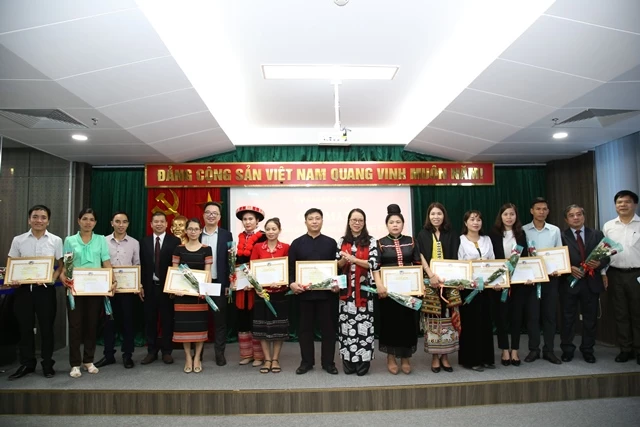 Thứ Trưởng, Phó Chủ nhiệm UBDT Hoàng Thị Hạnh trao quà của UBDT cho các thầy cô giáo