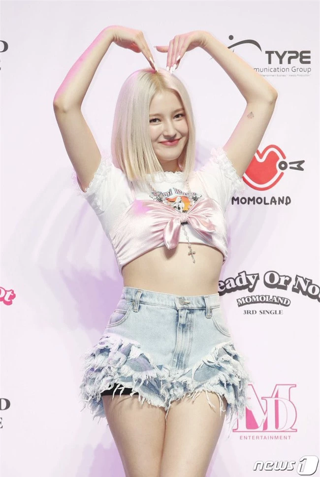 Nancy (MOMOLAND) lại gặp sự cố để lộ vùng nhạy cảm, chân đầy sẹo vì diện quần quá ngắn khiến fan phải la ó - Ảnh 5.