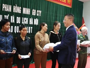 Giám đốc Asia Mastrer Travel Hà Nội chia sẻ khó khăn với bà con vùng lũ Quảng Bình