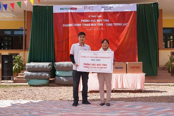 Ông Đặng Thái Hòa, Phó Tổng giám đốc Rikkeisoft trao tặng 10 máy tính cho trường phổ thông dân tộc bán trú tiểu học Nậm Nhừ, Nậm Pồ, Điện Biên