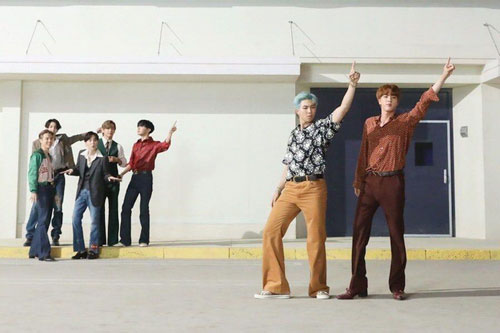 "Dynamite" đại thành công, BTS tiếp tục phá sâu kỉ lục của BLACKPINK