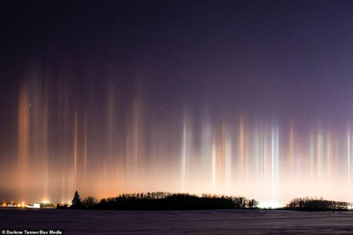 CLIP: Giải mã hiện tượng cột sáng nhiều màu rọi thẳng trên bầu trời 