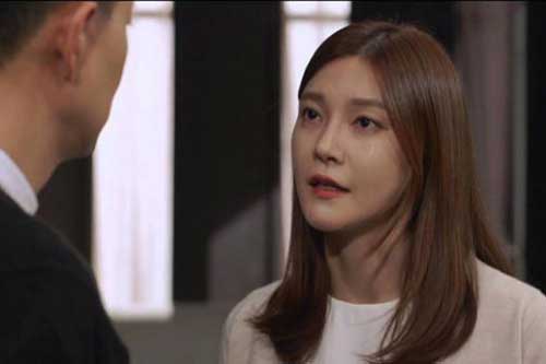 Cùng chồng đến nhà cô giáo của con trai, tôi lặng người trước món quà giản dị anh mua nhưng lại bất ngờ vì lời giải thích đằng sau