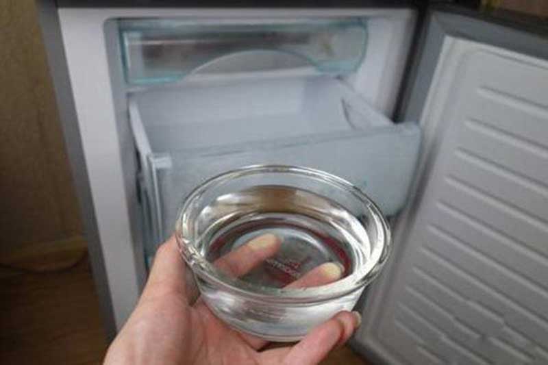 Горячую воду в холодильник. Холодильник с водичкой. Блюдце с хлебом открытое в холодильнике. Вода в холодильнике стоит.