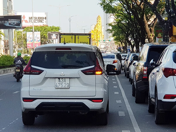 đỗ xe trên đường Nguyễn Văn Linh