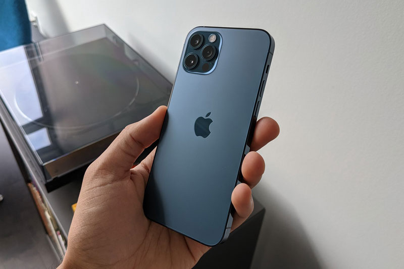 Cận cảnh iPhone 12 Pro, giá từ 30,99 triệu đồng tại Việt Nam