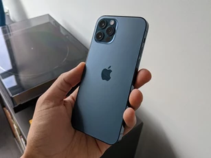 Cận cảnh iPhone 12 Pro, giá từ 30,99 triệu đồng tại Việt Nam