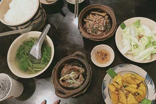 Đón mẹ chồng ở nước ngoài về bằng mâm cơm quê, con dâu được cho luôn 5 tỷ