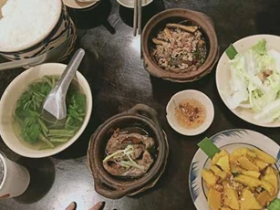 Đón mẹ chồng ở nước ngoài về bằng mâm cơm quê, con dâu được cho luôn 5 tỷ