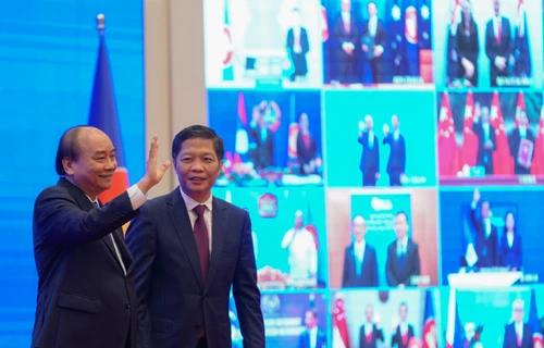 Thủ tướng Nguyễn Xuân Phúc - Chủ tịch ASEAN 2020 cùng các nhà lãnh đạo ASEAN và lãnh đạo 5 nước đối tác chứng kiến Lễ ký kết Hiệp định Đối tác Kinh tế Toàn diện Khu vực tại các đầu cầu truyền hình trực tuyến. Ảnh: VGP.