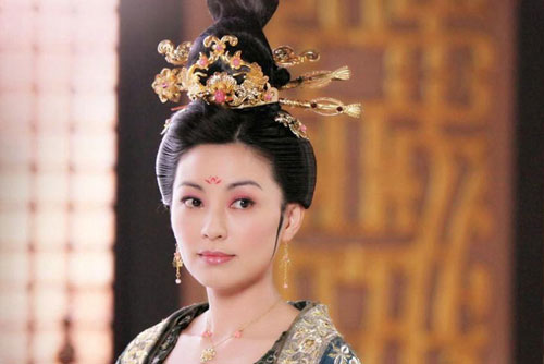 Vị Hoàng hậu tự tay ném chết con gái mới sinh: Nhan sắc kiều diễm nhưng không may bị gả vào vương triều cầm thú, trở thành đồ chơi của đế vương