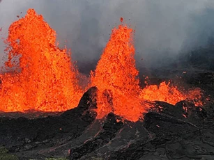 CLIP: Tận mắt chứng kiến cảnh dung nham núi lửa đỏ rực, đổ thẳng ra biển ở Hawaii siêu ngoạn mục