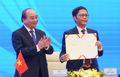 Bộ trưởng Công Thương Trần Tuấn Anh, đại diện cho Việt Nam ký Hiệp định RCEP.