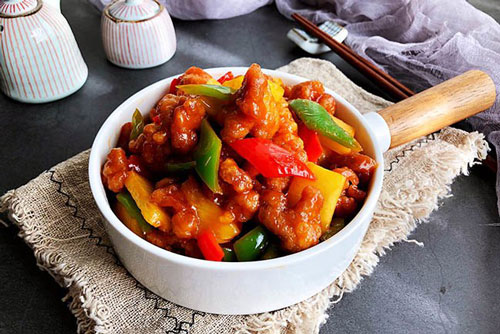 Vẫn là thịt thăn dai khô, nhưng đem xào thế này cơm nấu nhiều thế nào cũng chẳng đủ