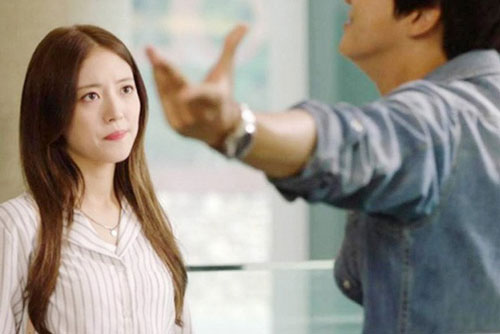 Lý do khiến vợ trẻ liên tục 'đẽo tiền' khiến chồng đứng không vững, tim đau nhói