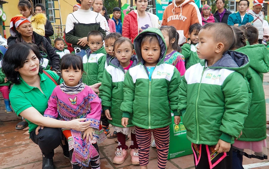 Những chiếc áo ấm nghĩa tình của Tập đoàn Mai Linh trao tặng giúp các em học sinh vùng cao giữ ấm trong mùa đông giá rét.