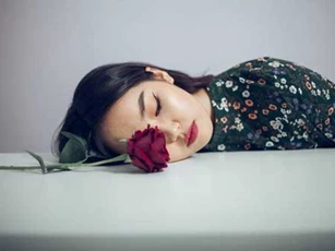 Sau chuyến công tác một tuần trở về, chồng bỗng đưa cho tôi 500 triệu bảo cất đi nhưng tờ giấy kèm theo xấp tiền mới là điều đáng sợ