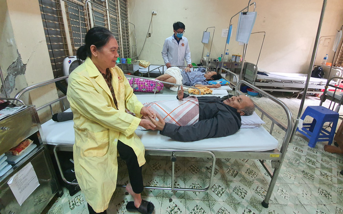 Xúc động cảnh 'bà chăm ông' ở tuổi ngoài 70