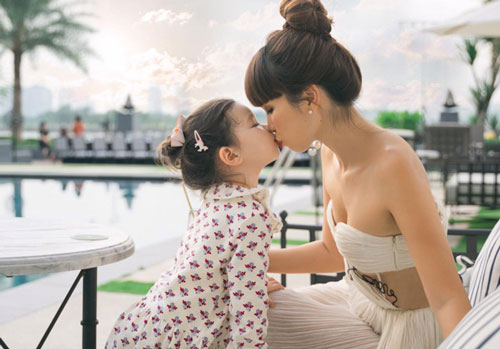 Con gái lai Tây của Hà Anh mới hơn 2 tuổi đã cực kỳ cá tính