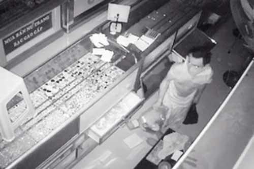 TP.HCM: Khoét mái tiệm bạc trộm tài sản trị giá 1,2 tỷ