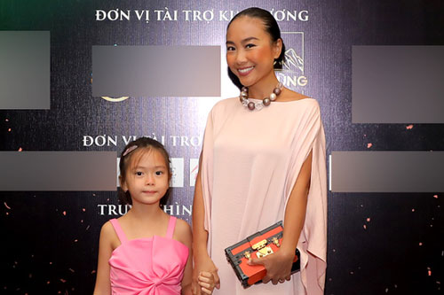 Đoan Trang đi sự kiện cùng con gái