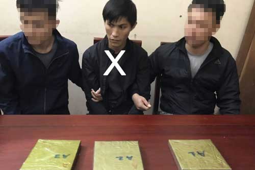 Con nghiện vô tư xách 3 bánh heroin lên xe khách