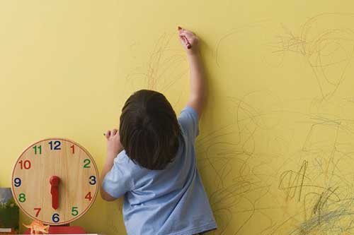 Vết bẩn bám trên tường sạch bong chỉ với vài mẹo đơn giản này