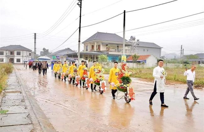 Chú rể Thái Nguyên chịu chơi, chi hẳn 2.5 triệu đồng tậu dàn &quot;siêu xe&quot; bê lễ, hô biến đám hỏi  trở nên &quot;chất như nước cất&quot; khiến ai cũng phải trầm trồ - Ảnh 2.