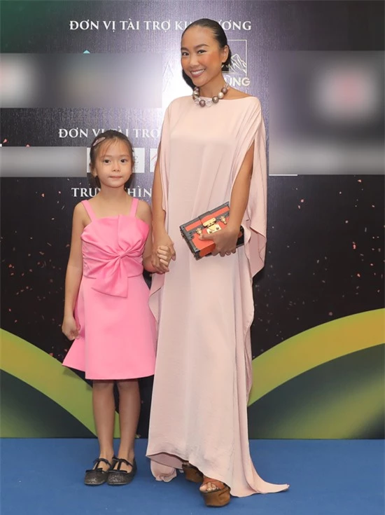 Con gái của Đoan Trang - bé Sol - diện váy hồng xinh xắn đi cùng mẹ. Nhóc tỳ 6 tuổi lai hai dòng máu Việt Nam - Thụy Điển tỏ ra dạn dĩ khi đến nơi đông người. Bé Sol từng tham gia một số show truyền hình, được nhiều khán giả yêu mến.
