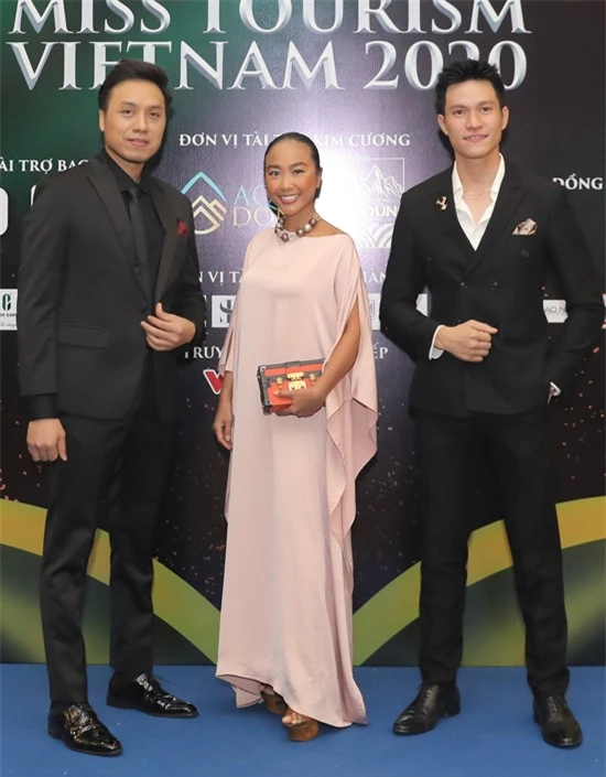 Đoan Trang trông nhỏ bé khi đứng chụp ảnh cùng hai đàn em cao lớn diện suit.