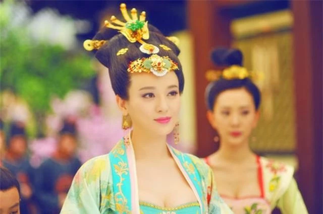 Hoàng hậu tài mạo song toàn có xuất thân ly kỳ: Ra đời từ mối quan hệ kỳ quặc, được 2 Hoàng đế sủng ái nhưng lại tư thông với nam sủng - Ảnh 2.