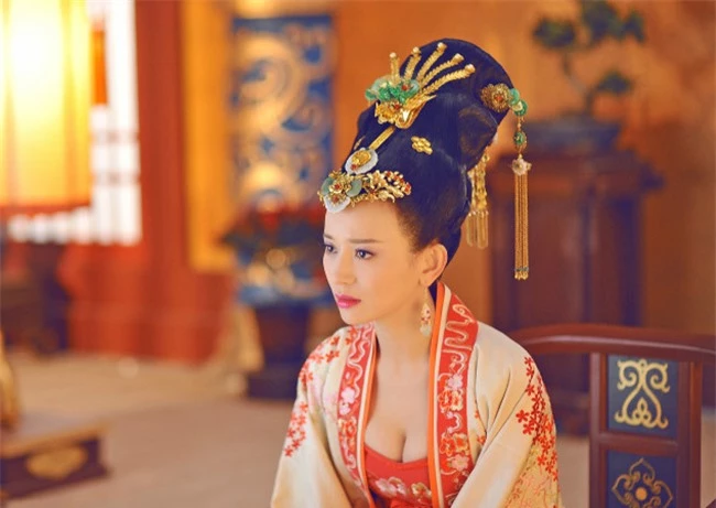 Hoàng hậu tài mạo song toàn có xuất thân ly kỳ: Ra đời từ mối quan hệ kỳ quặc, được 2 Hoàng đế sủng ái nhưng lại tư thông với nam sủng - Ảnh 3.