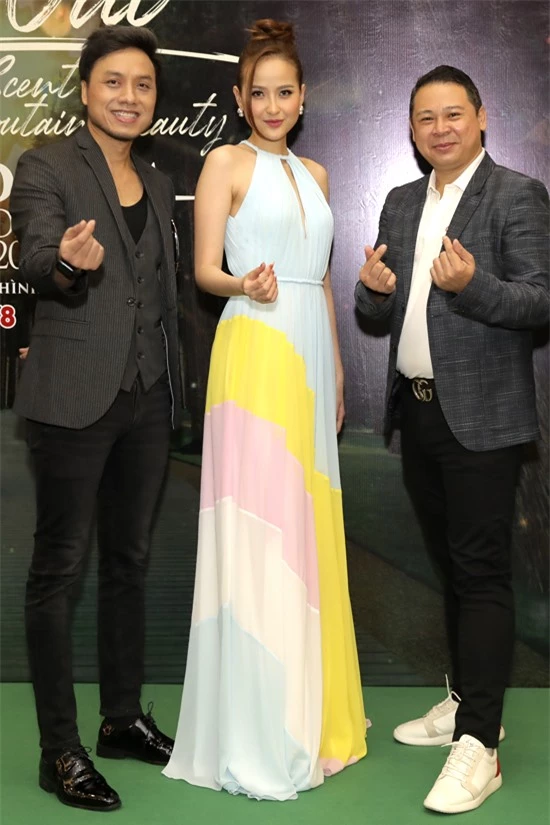 Khánh Ngân chụp ảnh cùng ca sĩ Dương Quốc Hưng (trái) - đại diện ban tổ chức và đạo diễn Hiếu Tâm - người chỉ đạo thực hiện đêm thời trang ở Đắk Nông.
