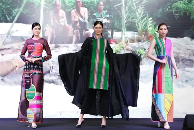 Các thí sinh Hoa hậu Du lịch Việt Nam 2020 trình diễn một số trang phục thổ cẩm trong buổi họp báo ở TP HCM. Fashion Show Hương rừng sắc núi tổ chức tại rừng thông của tỉnh Đắk Nông.