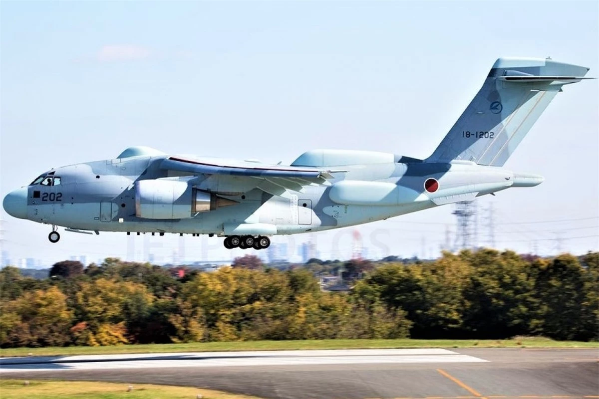 Máy bay trinh sát RC-2 được phát triển trên cơ sở máy bay vận tải C-2; Nguồn: reddit.com