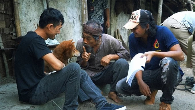 Nghệ sĩ Viết Liên trò chuyện với bạn diễn bốn chân trước khi vào quay.