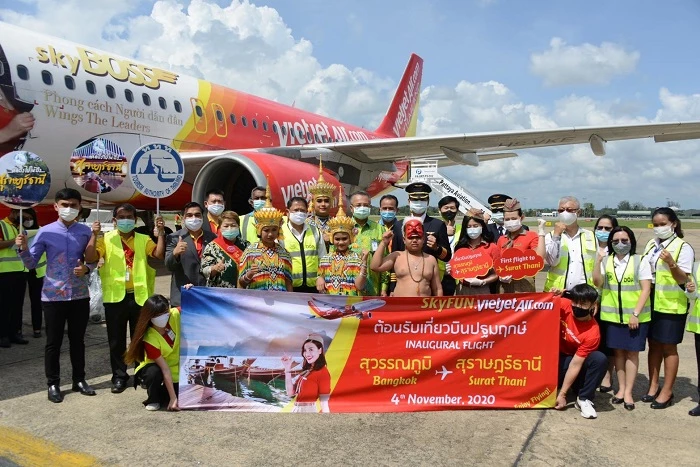 Vietjet Thái Lan tiếp tục mở rộng mạng bay tại xứ sở chùa Vàng với đường bay mới kết nối thủ đô Băng Cốc (sân bay Suvarnabhumi) và tỉnh Surat Thani ở phía nam Thái Lan.