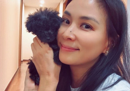 Xuất hiện nếp nhăn nơi khóe mắt nhưng bà xã Jang Dong Gun vẫn nhận “mưa lời khen” khi sở hữu điều này ở tuổi 48