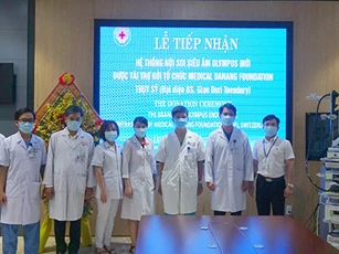 Bệnh viện Đà Nẵng tiếp nhận hệ thống nội soi Olympus hiện đại do Thụy Sĩ tài trợ