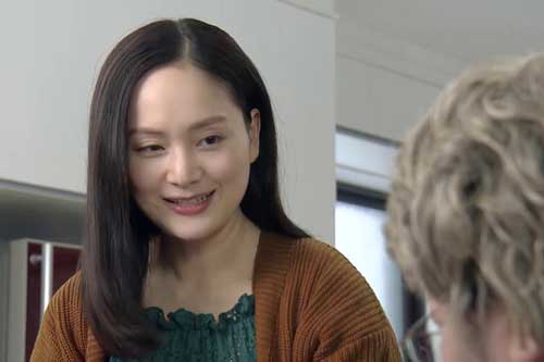 Bác hàng xóm sang mời cưới con gái lấy trai Tây, nào ngờ mẹ chồng buông một câu khiến tôi bàng hoàng và ái ngại không dám ngẩng mặt