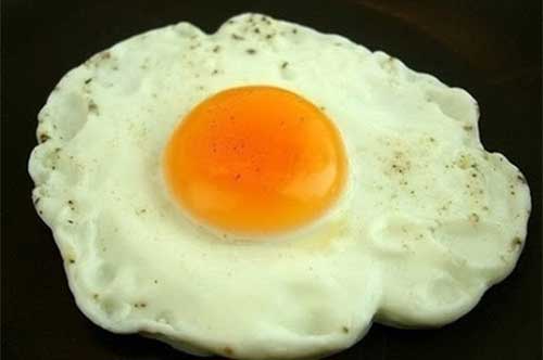 Mẹo chiên trứng ốp la chín đều 2 mặt mà không bị vỡ