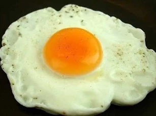 Mẹo chiên trứng ốp la chín đều 2 mặt mà không bị vỡ