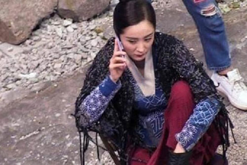 Khoảnh khắc sao Hoa ngữ nghỉ ngơi trên phim trường: Dương Mịch nghịch chân, Huỳnh Hiểu Minh ôm vợ ngủ, bật cười khi nhìn thấy Triệu Lệ Dĩnh