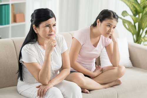 Mượn quần áo của mẹ chồng mặc thử một hôm, tôi khiến bà xấu hổ với họ hàng và thay đổi hẳn thói quen soi mói con dâu