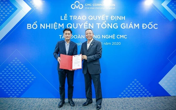 Ông Hồ Thanh Tùng (bên trái) vừa được bổ nhiệm giữ chức vụ Quyền Tổng giám đốc CMC.