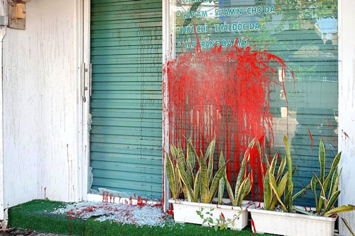 Bình Dương: Tiệm Spa bị đập phá, tạt sơn, đổ nhớt trong đêm