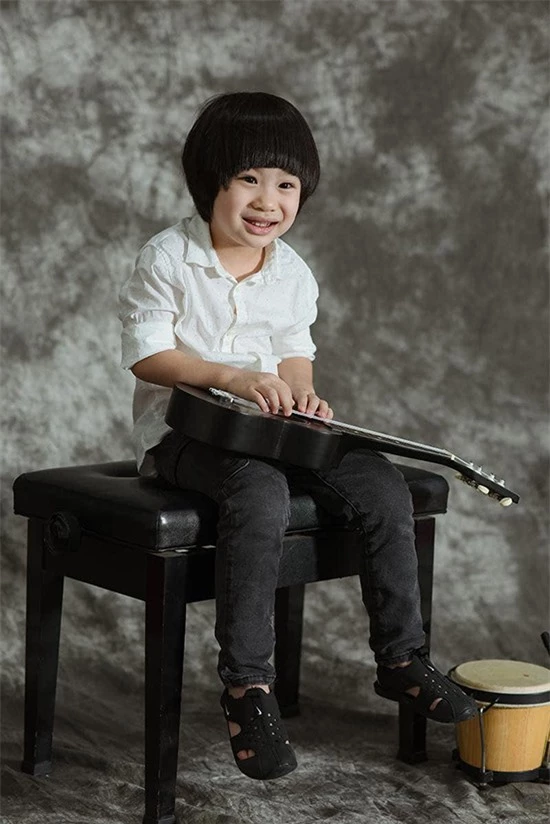 Tùng Dương cho biết, bé Voi mới gần 5 tuổi nhưng bộc lộ tính nghệ sĩ. Cậu bé thích âm nhạc từ rất sớm và đặc biệt thông minh khi học tiếng Anh.