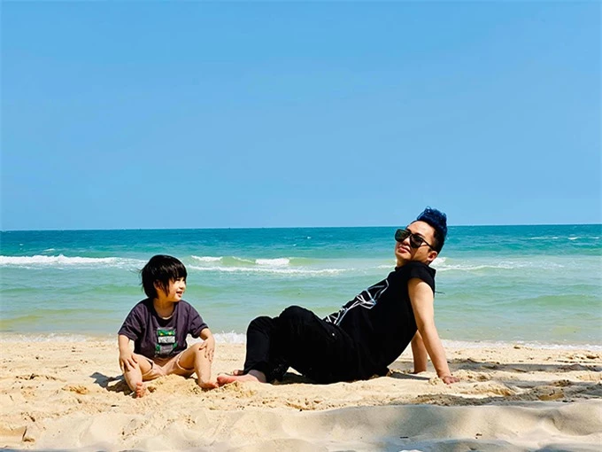 Khoảnh khắc thư thái của Tùng Dương bên con trai trong chuyến du lịch Phú Quốc hồi đầu năm 2020.
